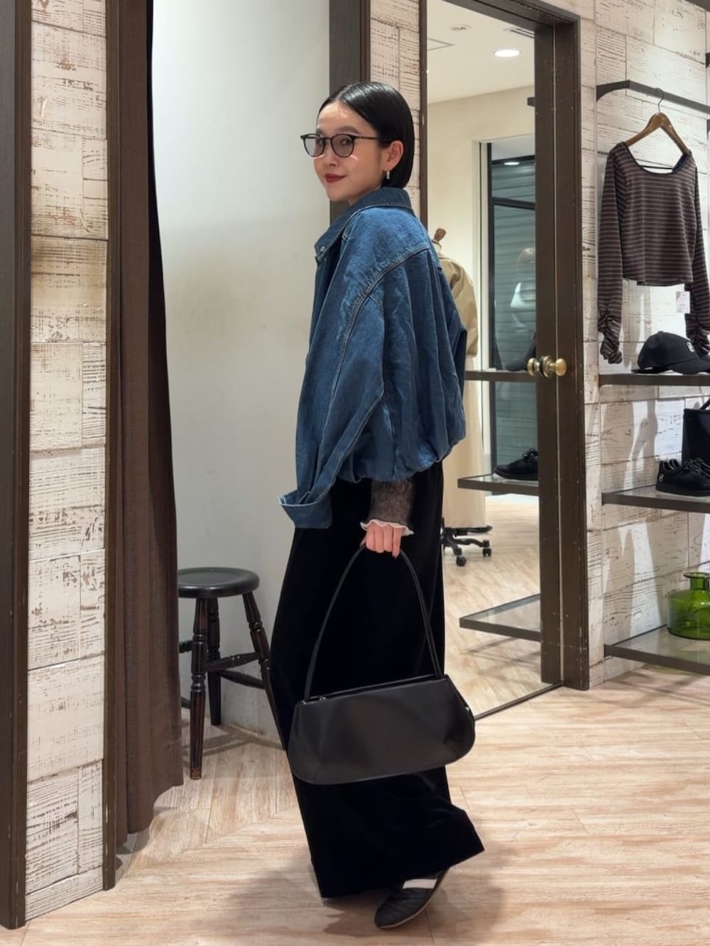 ブルー系のブルゾン、ブラック系のTシャツ/カットソーを着用したレディースの春コーディネートの2枚目の写真