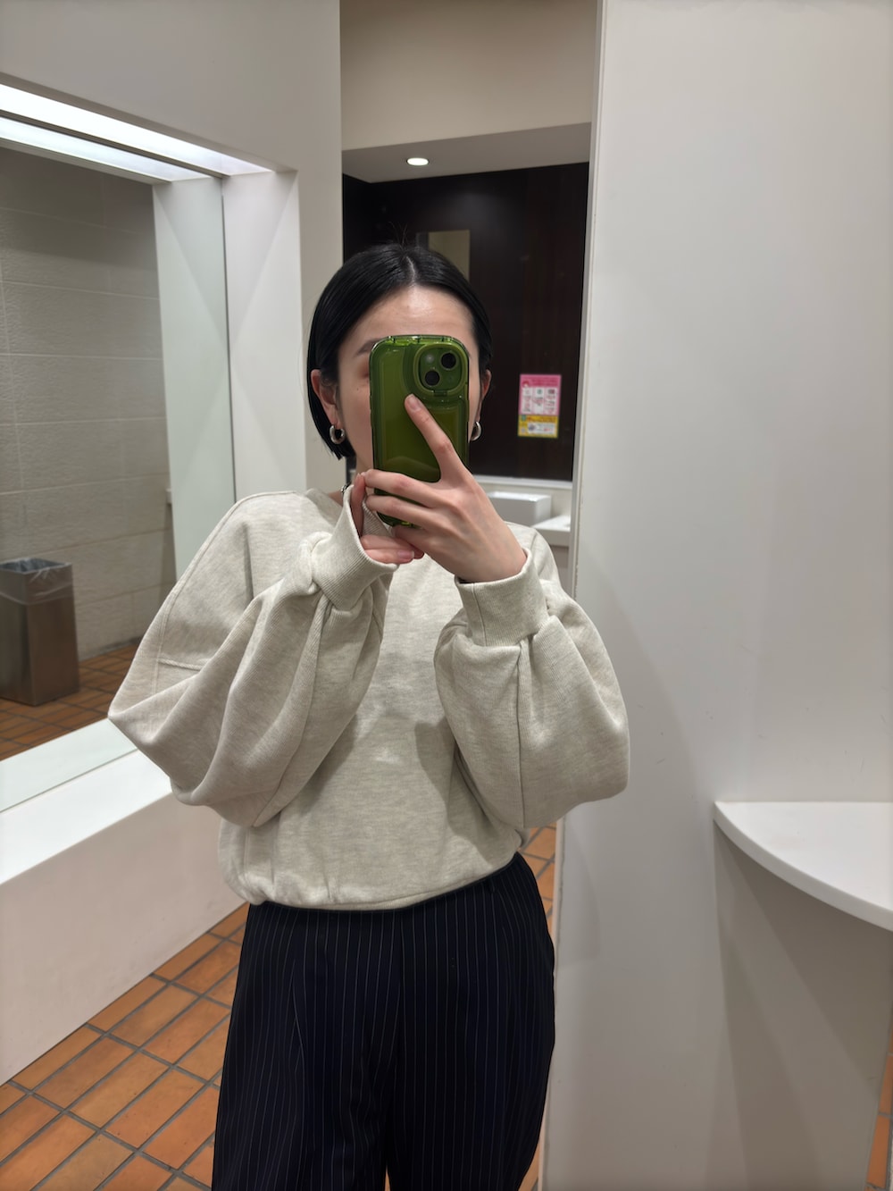 ホワイト系のTシャツ/カットソーを着用したレディースの冬コーディネートの2枚目の写真