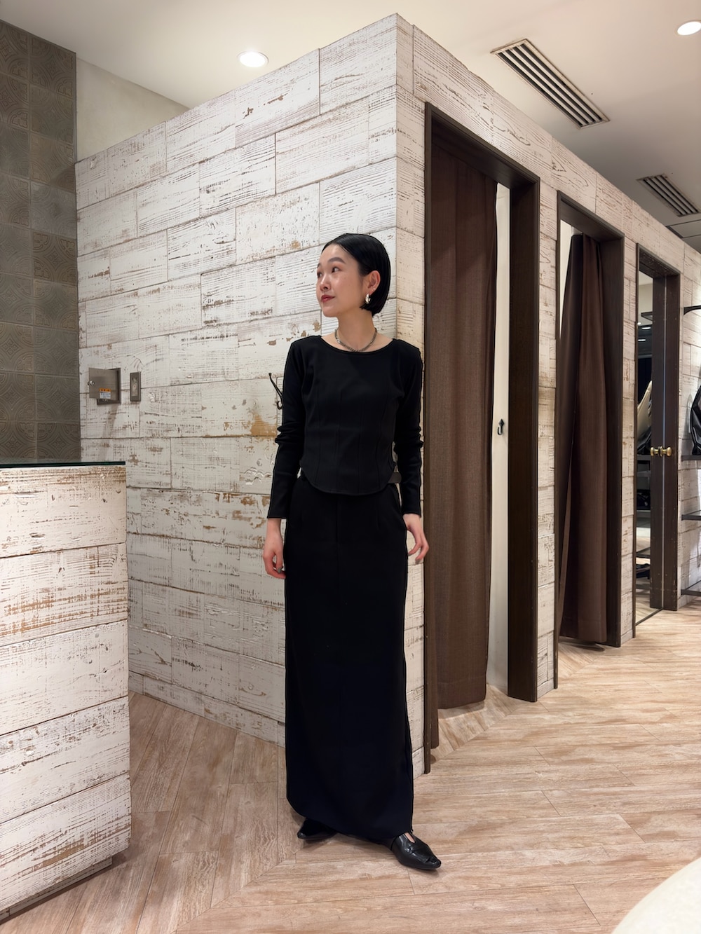 グレー系のTシャツ/カットソー、ブラック系のスカートを着用したレディースの春コーディネートの2枚目の写真