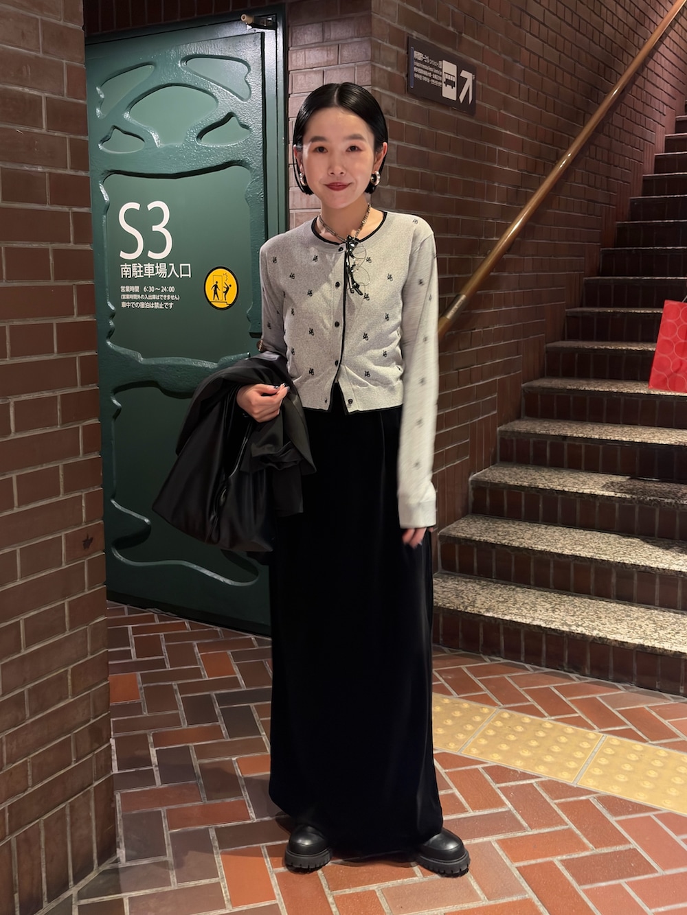 グレー系のカーディガン/ボレロを着用したレディースの春コーディネートの2枚目の写真