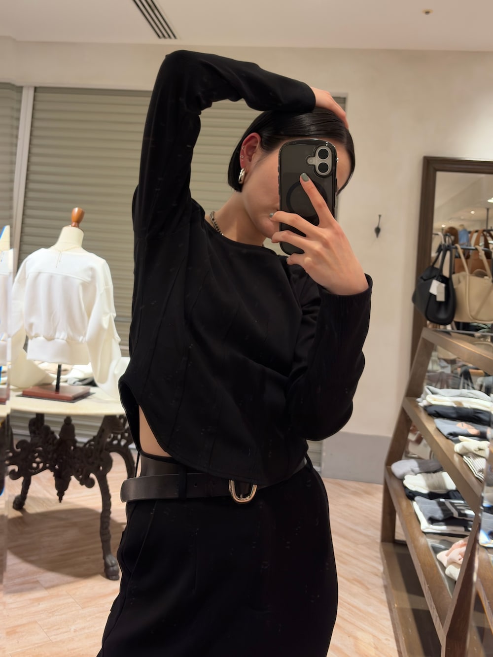 グレー系のTシャツ/カットソー、ブラック系のスカートを着用したレディースの春コーディネートの3枚目の写真