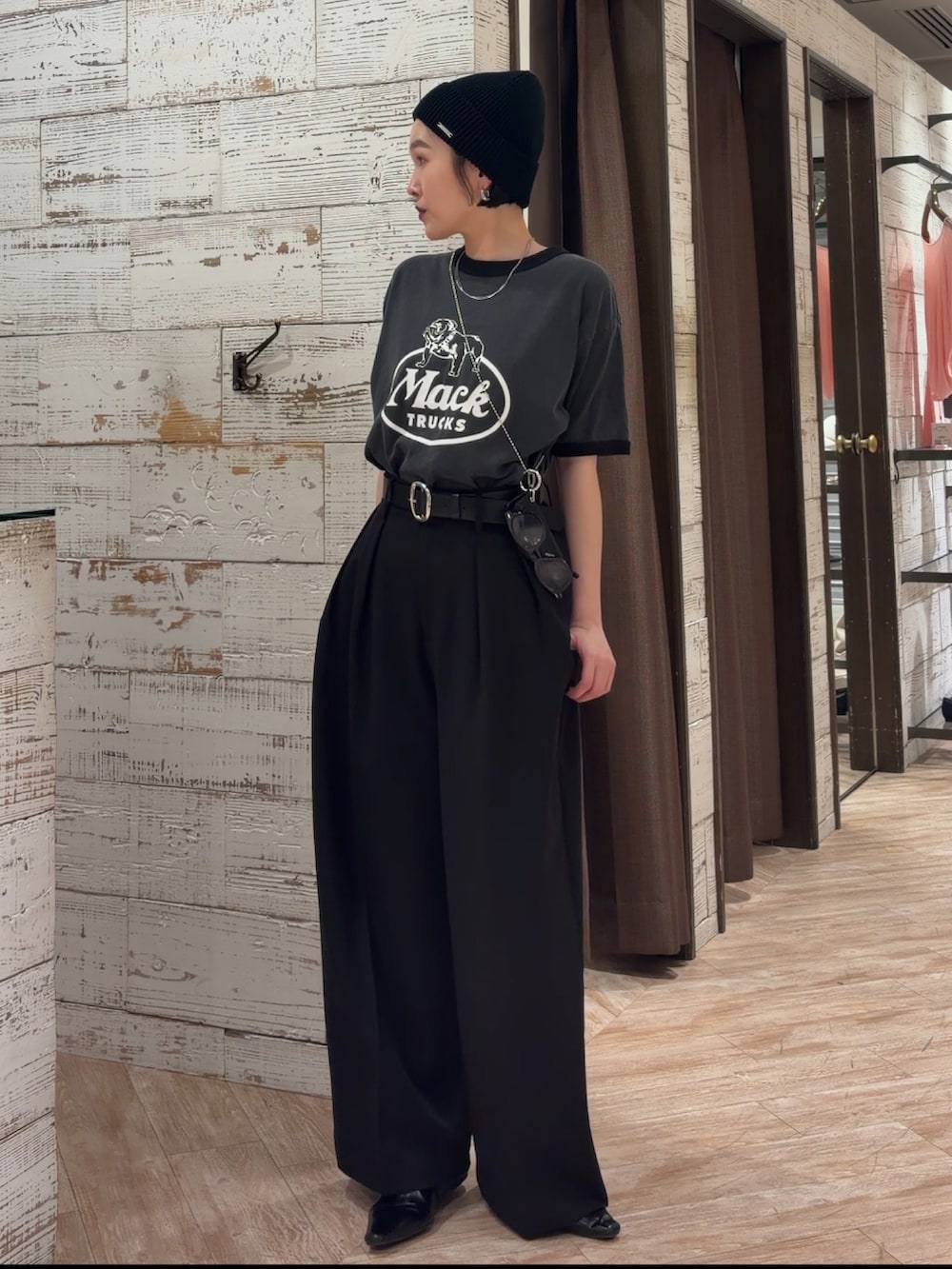 ブラック系のTシャツ/カットソー、ブラック系のその他パンツ、ブラック系のベルトを着用したレディースの春コーディネートの2枚目の写真