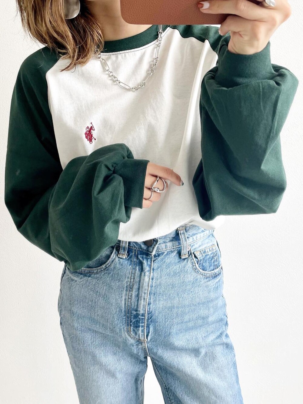 その他のTシャツ/カットソー、ベージュ系のトートバッグ、ブラウン系のスニーカーを着用したレディースの夏コーディネートの5枚目の写真