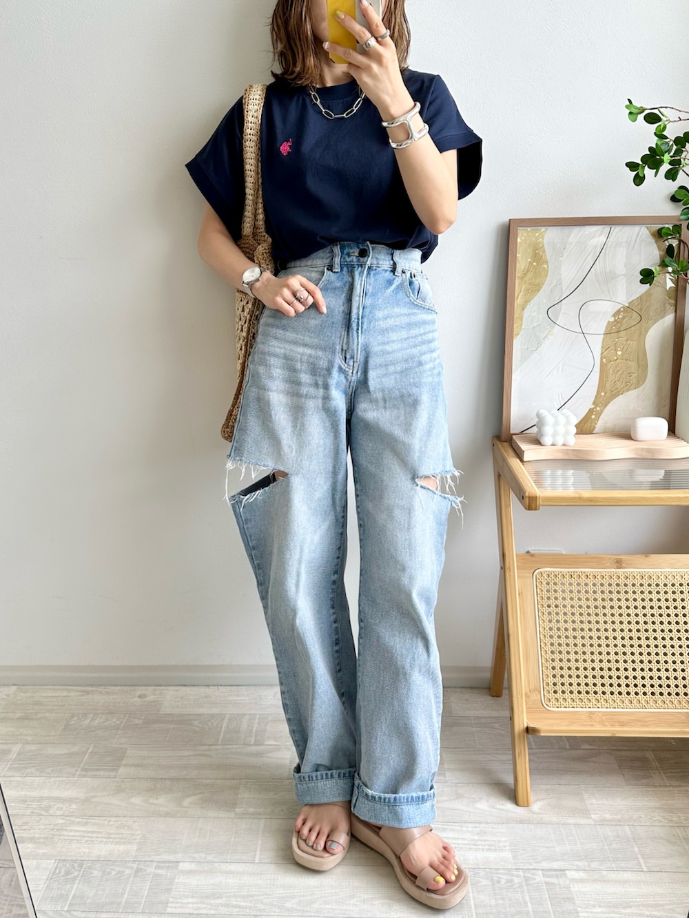ブルー系のTシャツ/カットソー、ベージュ系のサンダル、グレー系のサンダルを着用したレディースの夏コーディネートの5枚目の写真