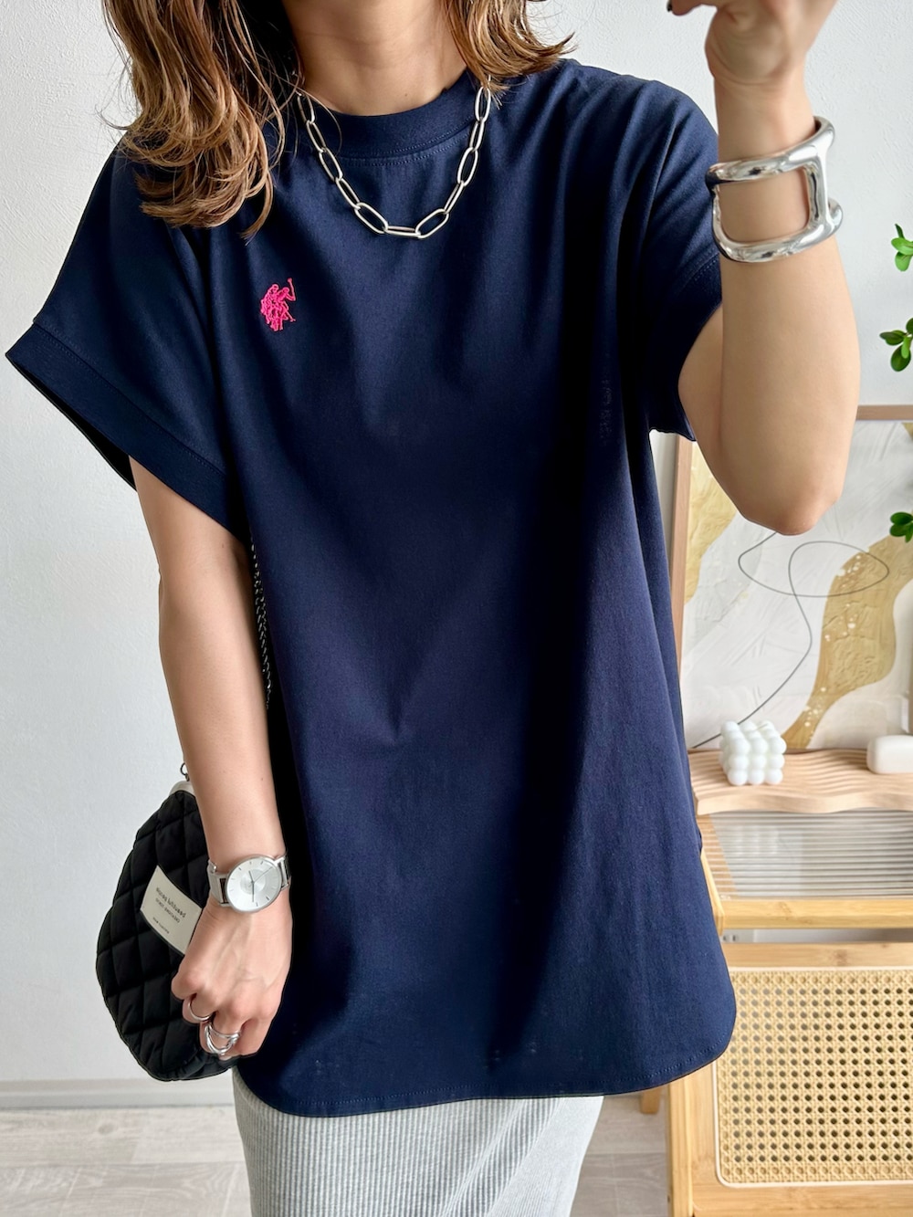 ブルー系のTシャツ/カットソー、ベージュ系のサンダル、グレー系のサンダルを着用したレディースの夏コーディネートの3枚目の写真