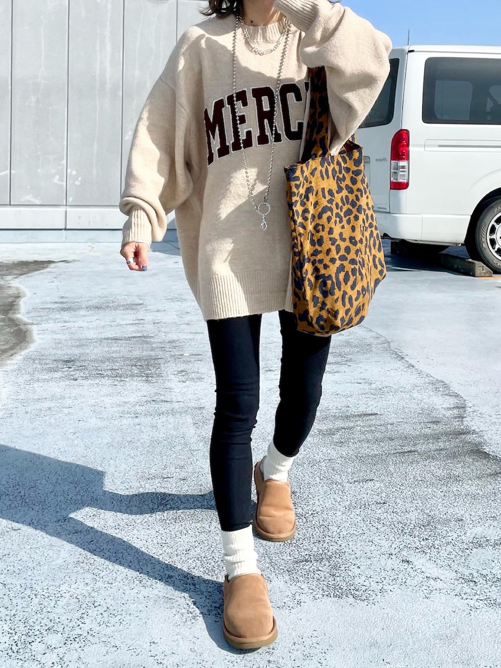 ベージュ系のニット/セーター、ベージュ系のブーツ、ブラウン系のトートバッグを着用したレディースの冬コーディネートの2枚目の写真