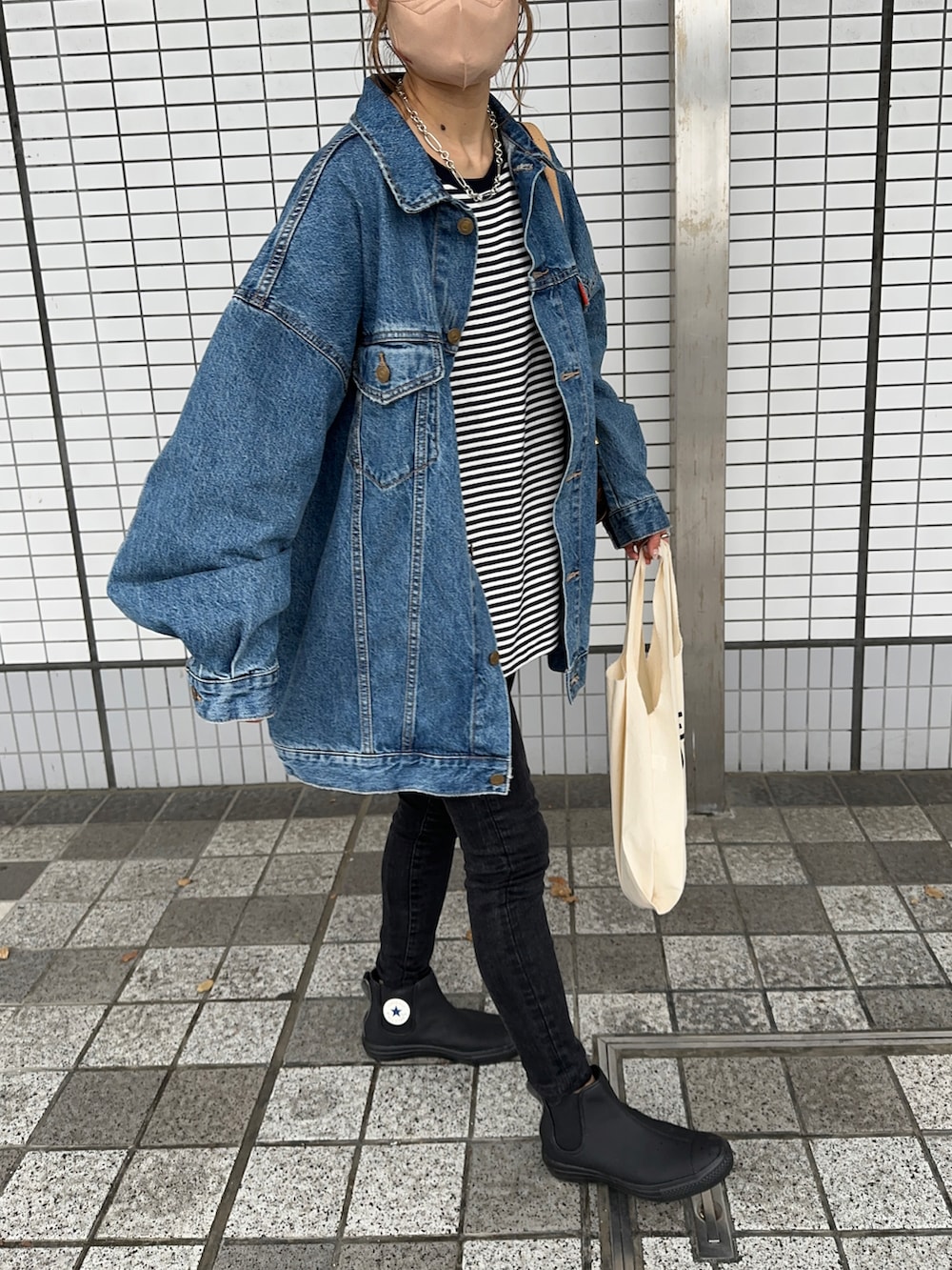 ブルー系のデニムジャケット、ブルー系のTシャツ/カットソー、ブラック系のデニムパンツを着用したレディースの春コーディネートの2枚目の写真