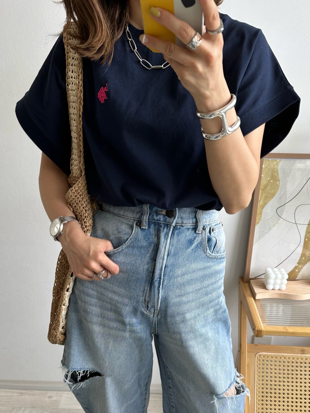 ブルー系のTシャツ/カットソー、ベージュ系のサンダル、グレー系のサンダルを着用したレディースの夏コーディネートの4枚目の写真