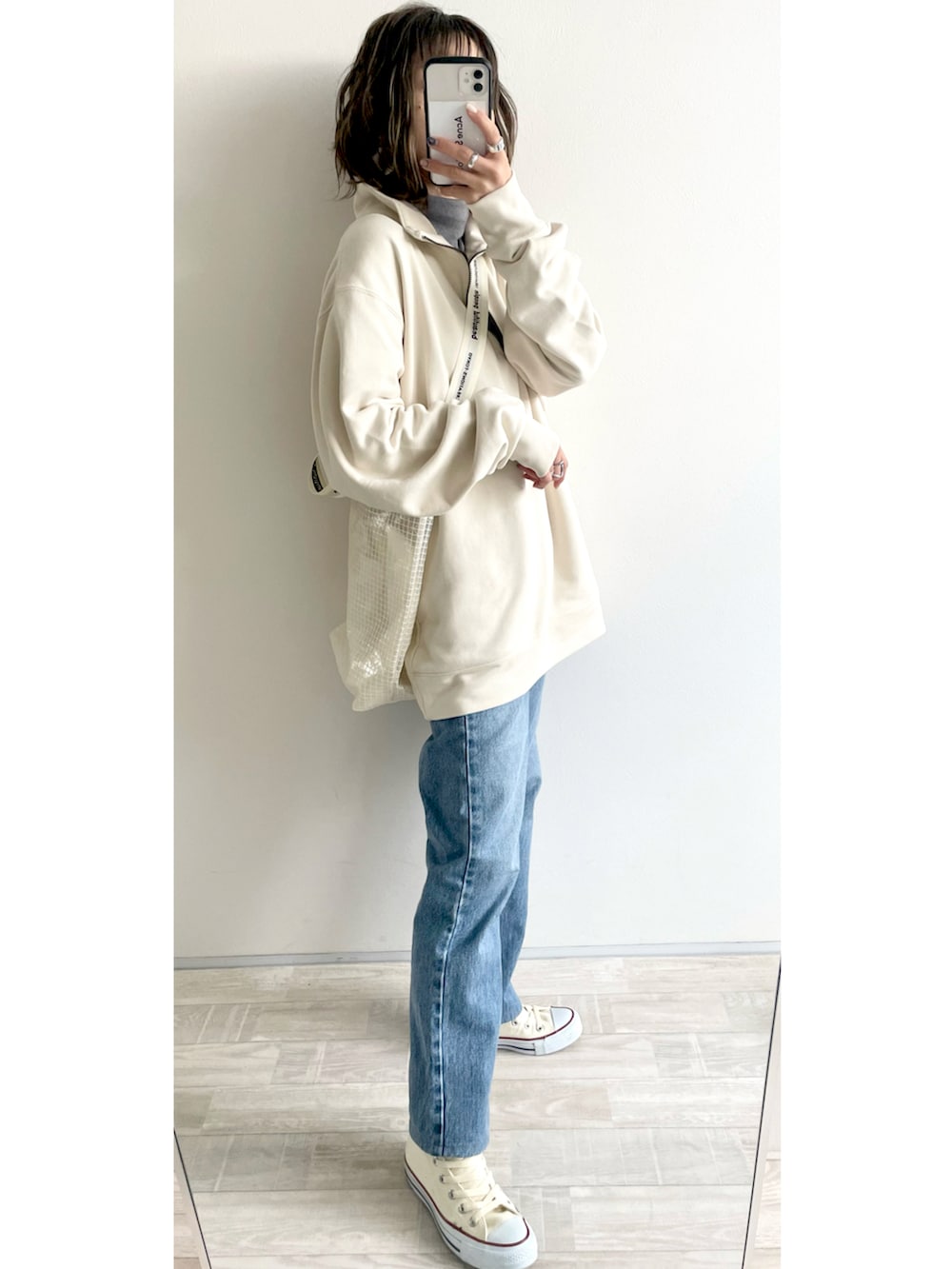 ホワイト系のスウェット、グレー系のスカート、ブラック系のボディバッグ/ウエストポーチを着用したレディースの冬コーディネートの4枚目の写真