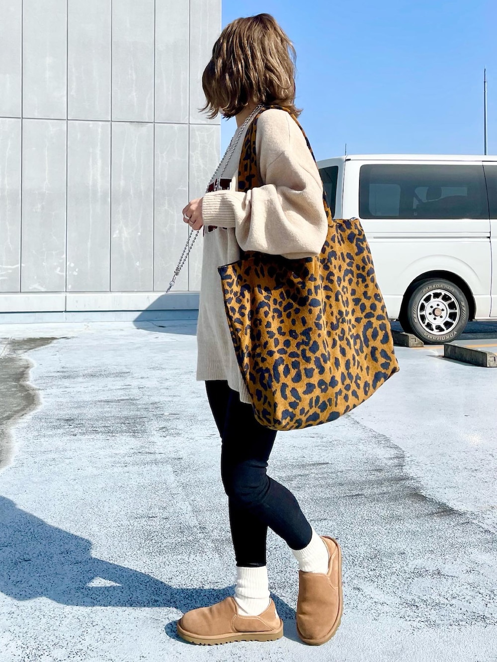 ベージュ系のニット/セーター、ベージュ系のブーツ、ブラウン系のトートバッグを着用したレディースの冬コーディネートの3枚目の写真