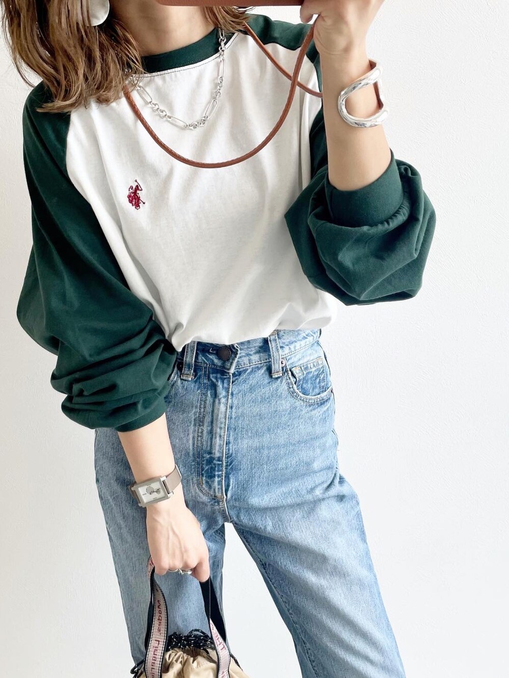 その他のTシャツ/カットソー、ベージュ系のトートバッグ、ブラウン系のスニーカーを着用したレディースの夏コーディネートの3枚目の写真