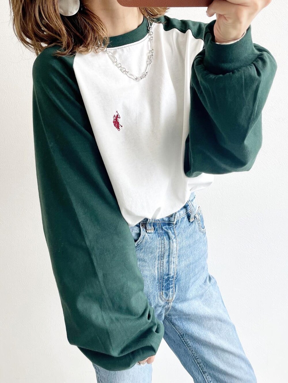 その他のTシャツ/カットソー、ベージュ系のトートバッグ、ブラウン系のスニーカーを着用したレディースの夏コーディネートの4枚目の写真