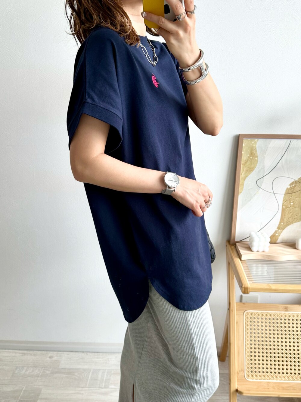 ブルー系のTシャツ/カットソー、ベージュ系のサンダル、グレー系のサンダルを着用したレディースの夏コーディネートの2枚目の写真