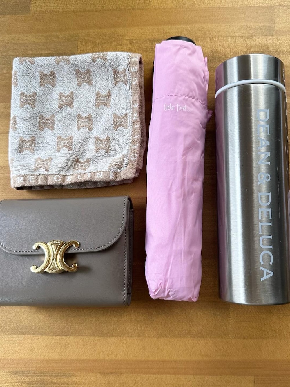 ピンク系の折りたたみ傘を着用したレディースの冬コーディネートの2枚目の写真