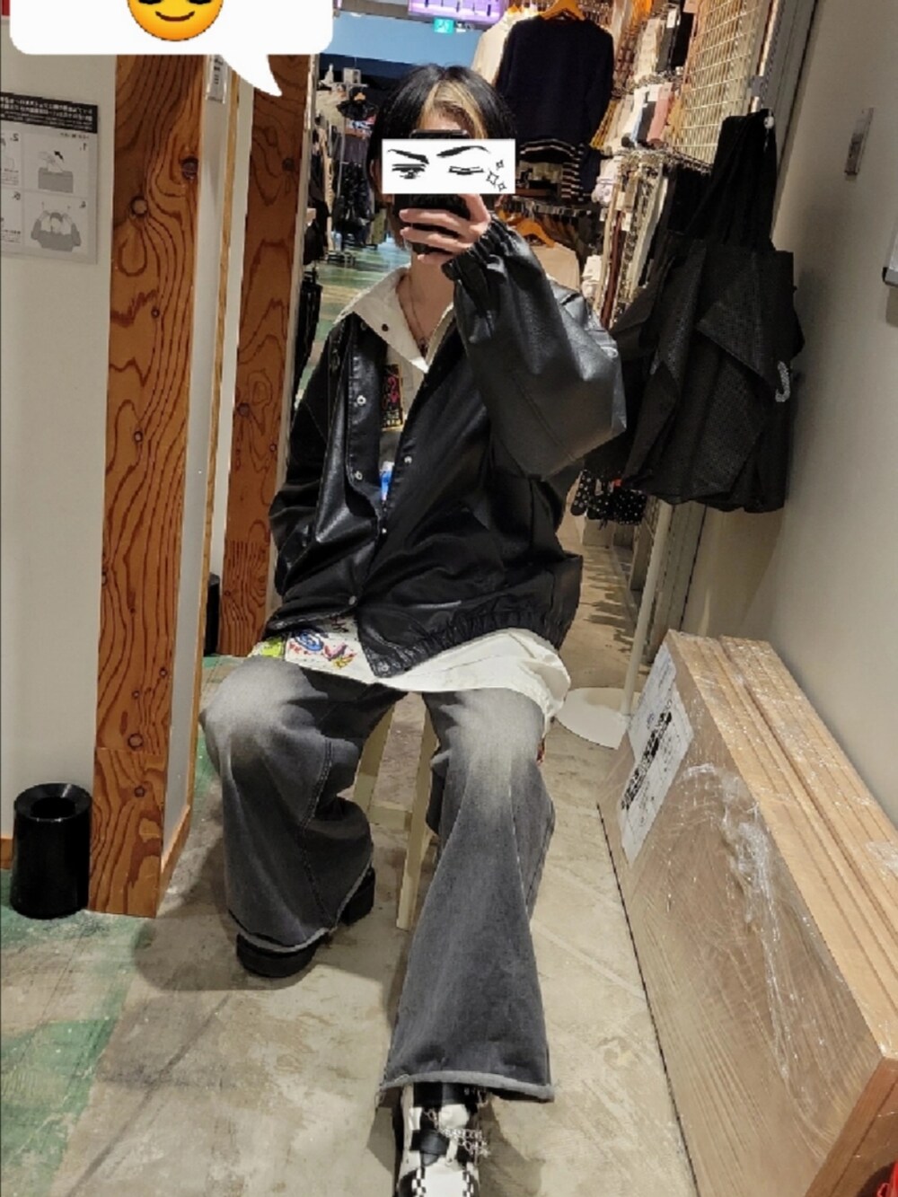 グレー系のデニムパンツ、ホワイト系のパーカー、ブラック系のライダースジャケットを着用したメンズの冬コーディネートの2枚目の写真