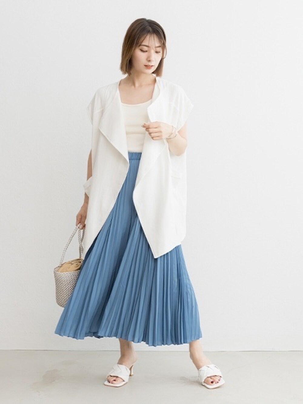 「夏コーデ、シンプルコーデ、休日コーデ、ラクチンコーデ、大人女子、オトナカジュアル、夏服、オトナカワイイ、ジレスタイル、ジレコーデ、zakkabox、大人カジュアル」｜「ZAKKA-BOXのリアルレザーバスケットバッグ（かごバッグ、ホワイト系）」を使った、ZAKKA-BOX officialさん（レディース・163cm）の夏コーディネートの3枚目の写真