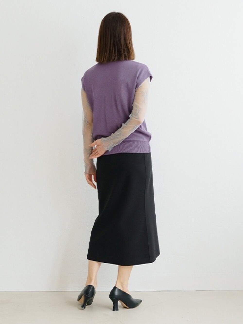 「秋コーデ、秋服準備はじめました、休日コーデ、おしゃれさんと繋がりたい、秋服、きれいめカジュアル、シンプルコーデ、オトナカジュアル、カーディガン、レーストップス、zakkabox、初秋コーデ、スカートスタイル、オトナ女子、パープルコーデ」｜「ZAKKA-BOXのパールボタン秋感じるニットカーディガン（カーディガン/ボレロ、パープル系）」を使った、ZAKKA-BOX officialさん（レディース・163cm）の秋コーディネートの2枚目の写真