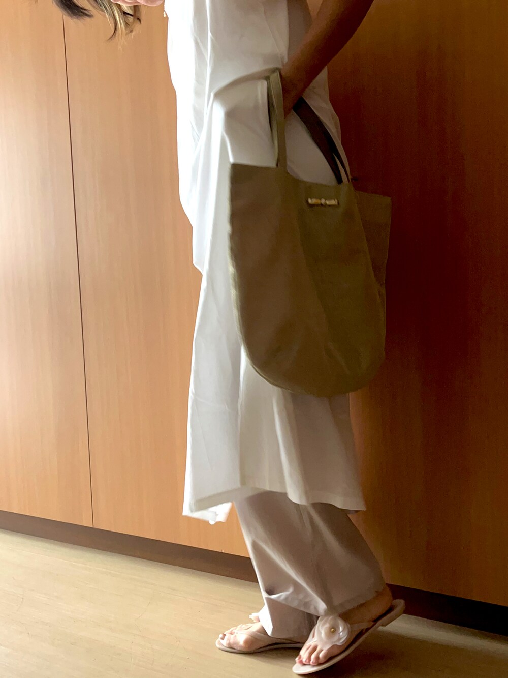 ベージュ系のサンダル、ベージュ系のパンツ、ホワイト系のワンピース/ドレスを着用したレディースの夏コーディネートの3枚目の写真
