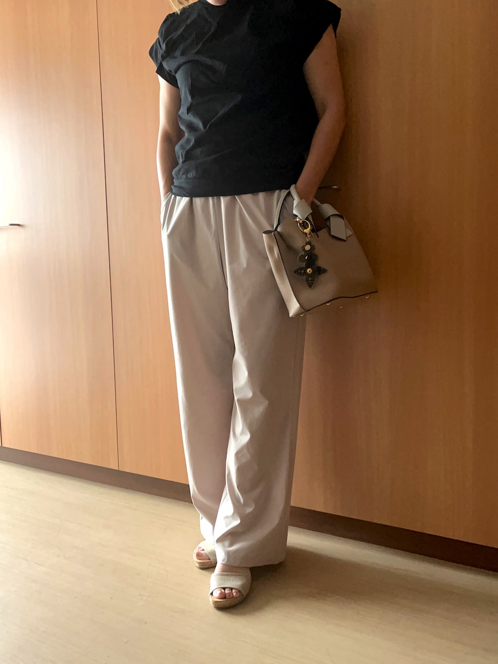 「ワイドパンツ、オトナカジュアル、フレンチスリーブ、フリル袖」|「GUのマルチテックウエストシャーリングパンツ(パンツ、ベージュ系)」を使った、naoPiさん(レディース・157cm)の夏コーディネートの2枚目の写真