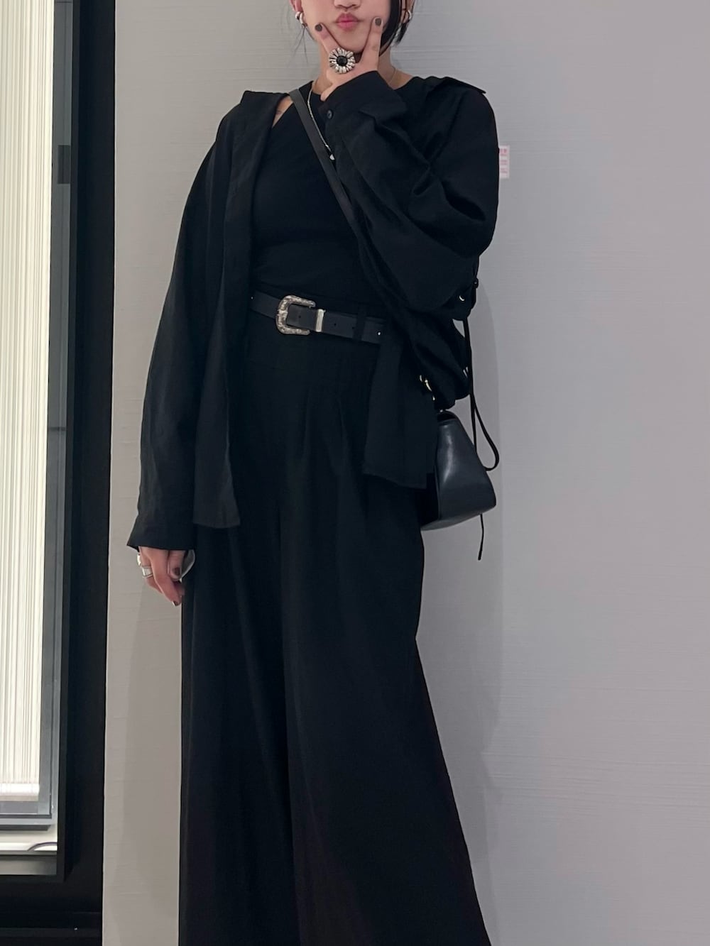 ブラック系のその他パンツ、ブラック系のスニーカー、ブラック系のチューブトップを着用したレディースの秋コーディネートの3枚目の写真
