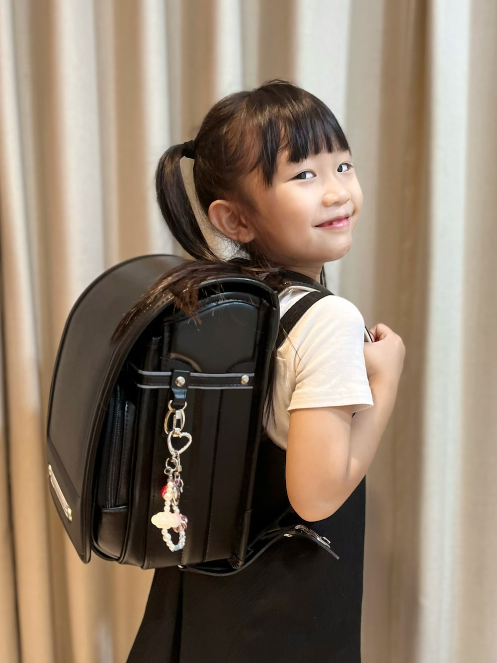 シルバー系のその他を着用したキッズの夏コーディネートの3枚目の写真