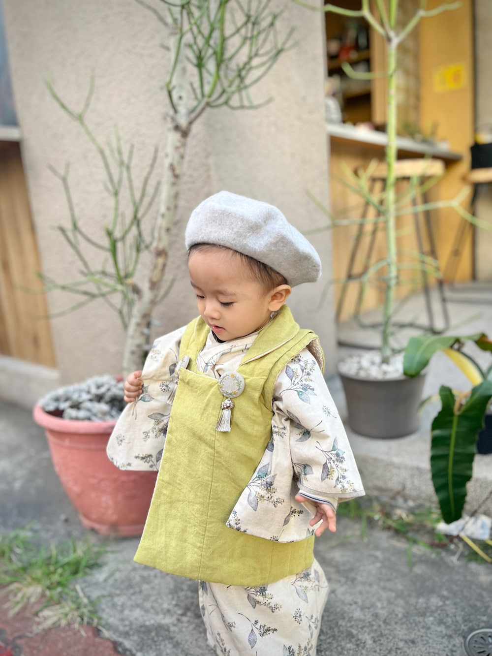 ホワイト系のスニーカー、ホワイト系のトップスを着用したキッズの冬コーディネートの2枚目の写真