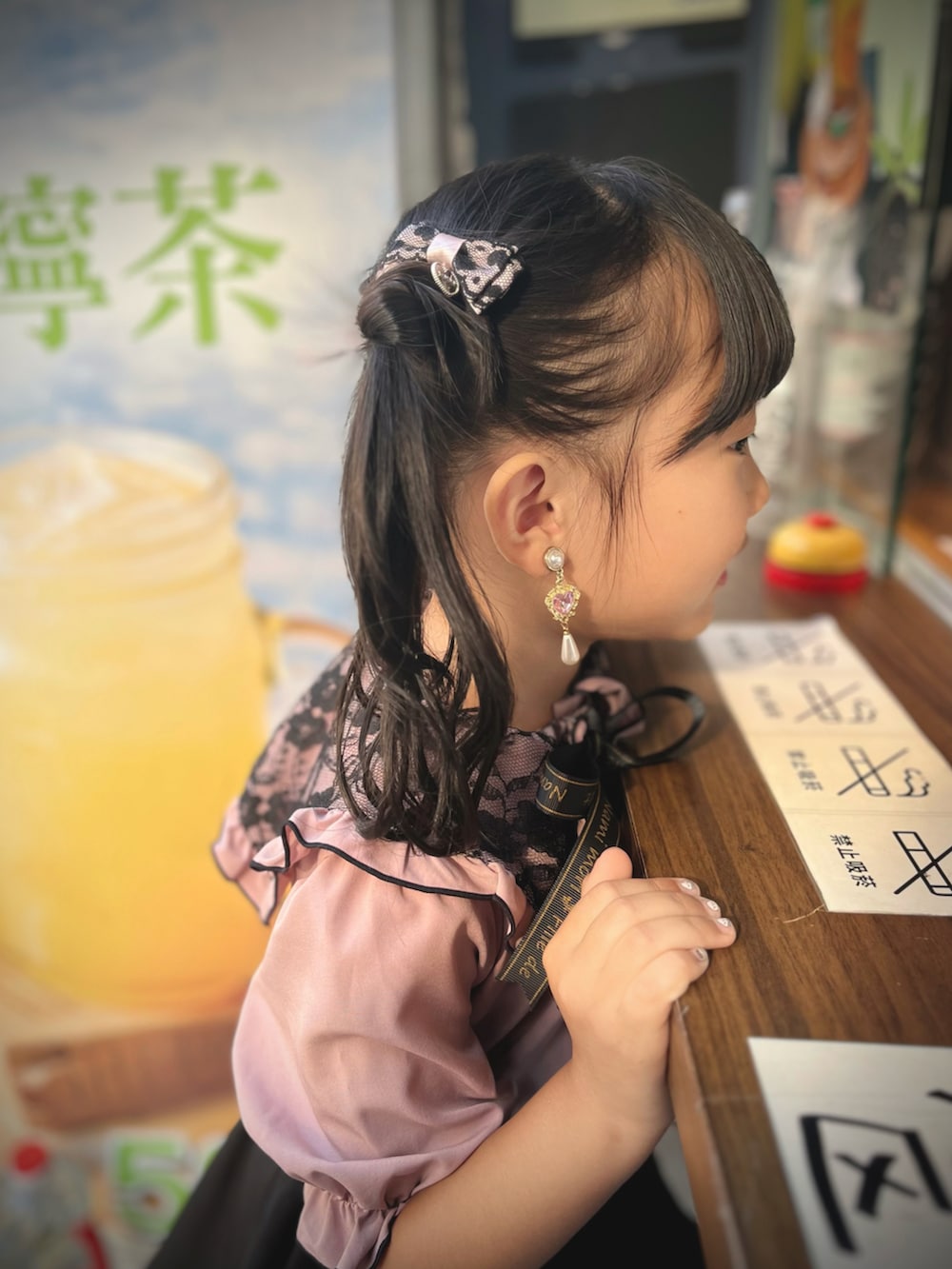 ピンク系のシャツ/ブラウス、ピンク系のバレッタ/ヘアクリップ、ピンク系のイヤリングを着用したレディースの秋コーディネートの2枚目の写真