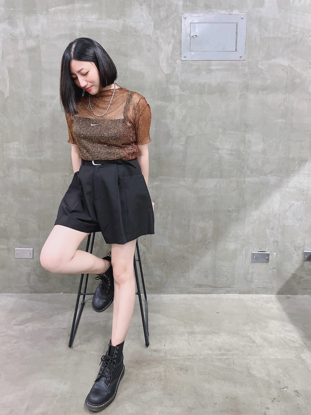 オレンジ系のTシャツ/カットソー、ブラック系のその他パンツを着用したレディースの秋コーディネートの5枚目の写真