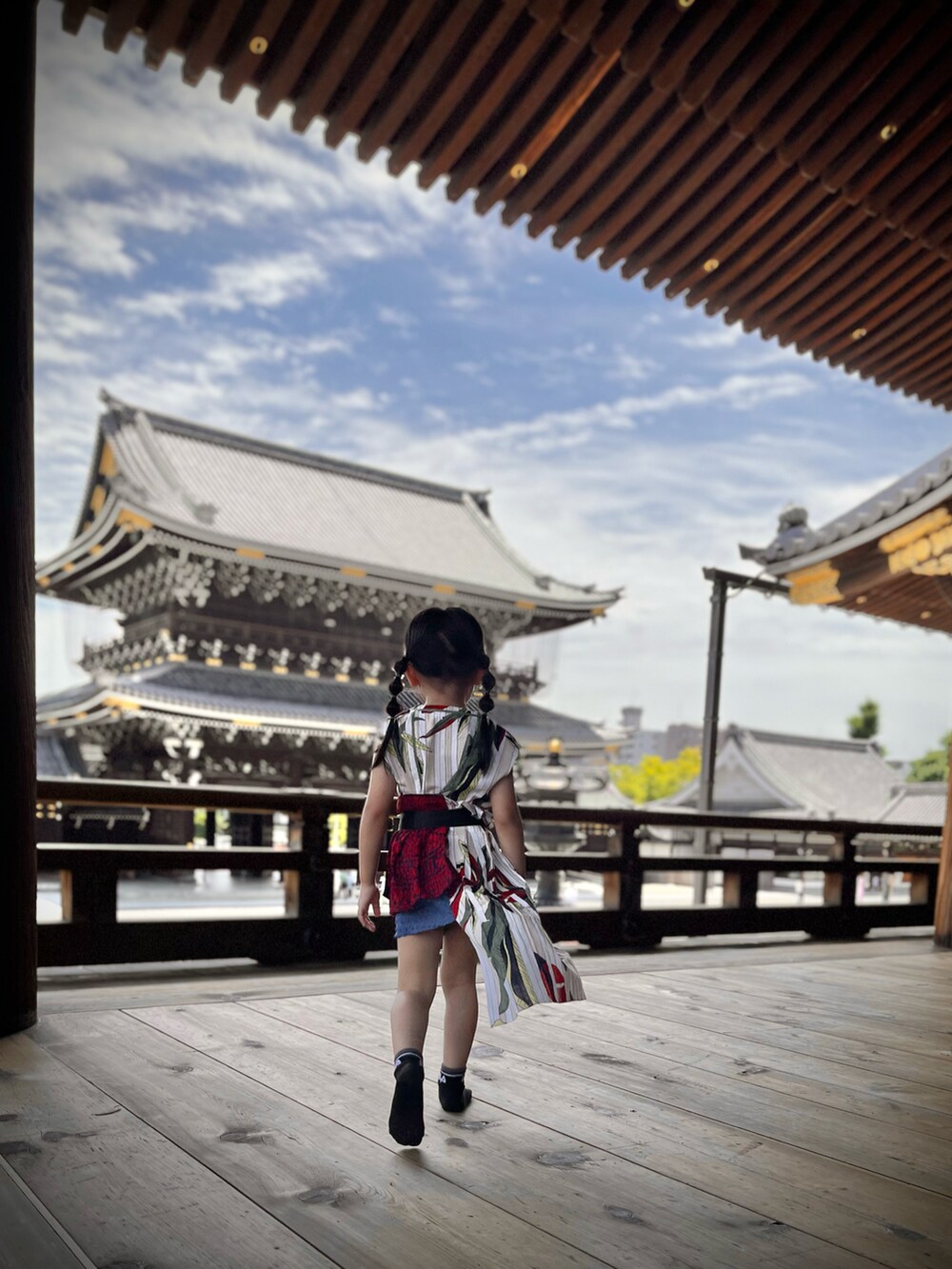 その他のトップス、その他のスカート、ブラック系のスニーカーを着用したレディースの夏コーディネートの2枚目の写真