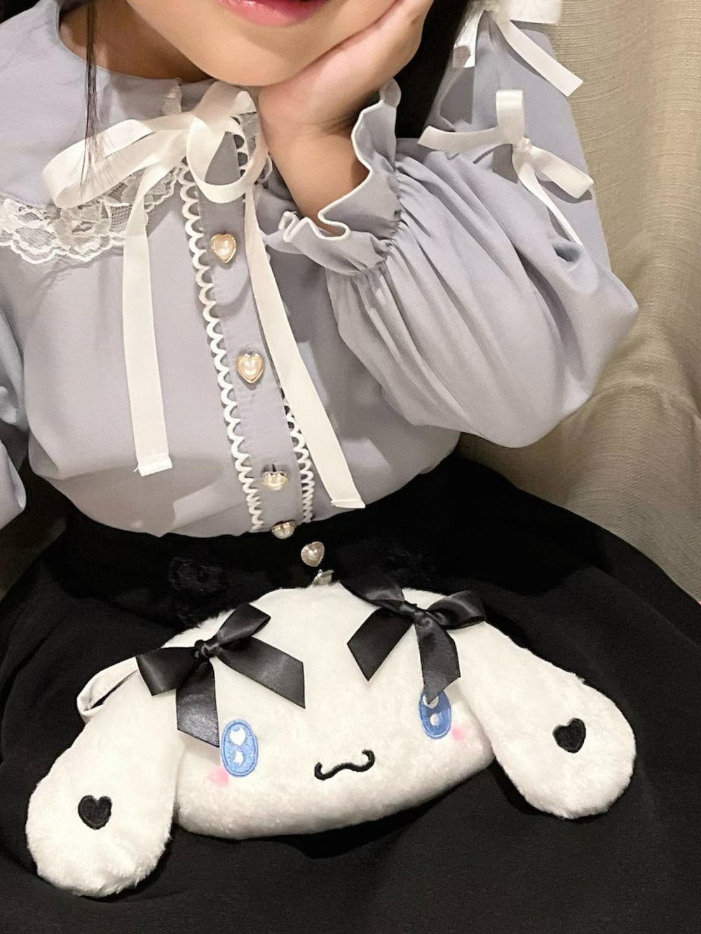 ホワイト系のバッグを着用したレディースの夏コーディネートの2枚目の写真