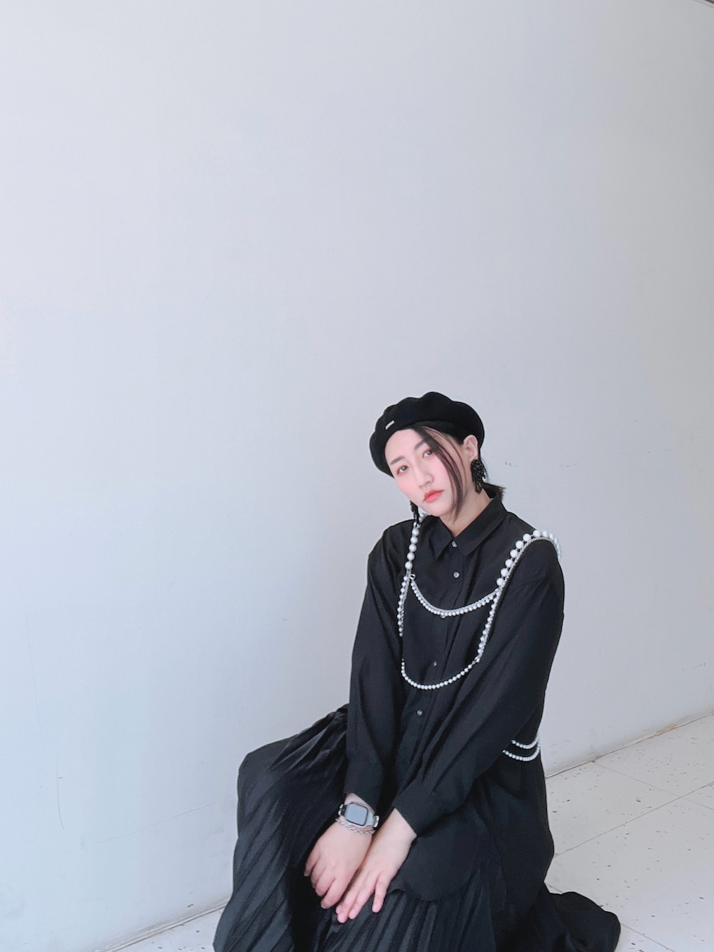 ブラック系のシャツ/ブラウス、ブラック系のスカート、ブラック系のハンチング/ベレー帽を着用したレディースの春コーディネートの4枚目の写真