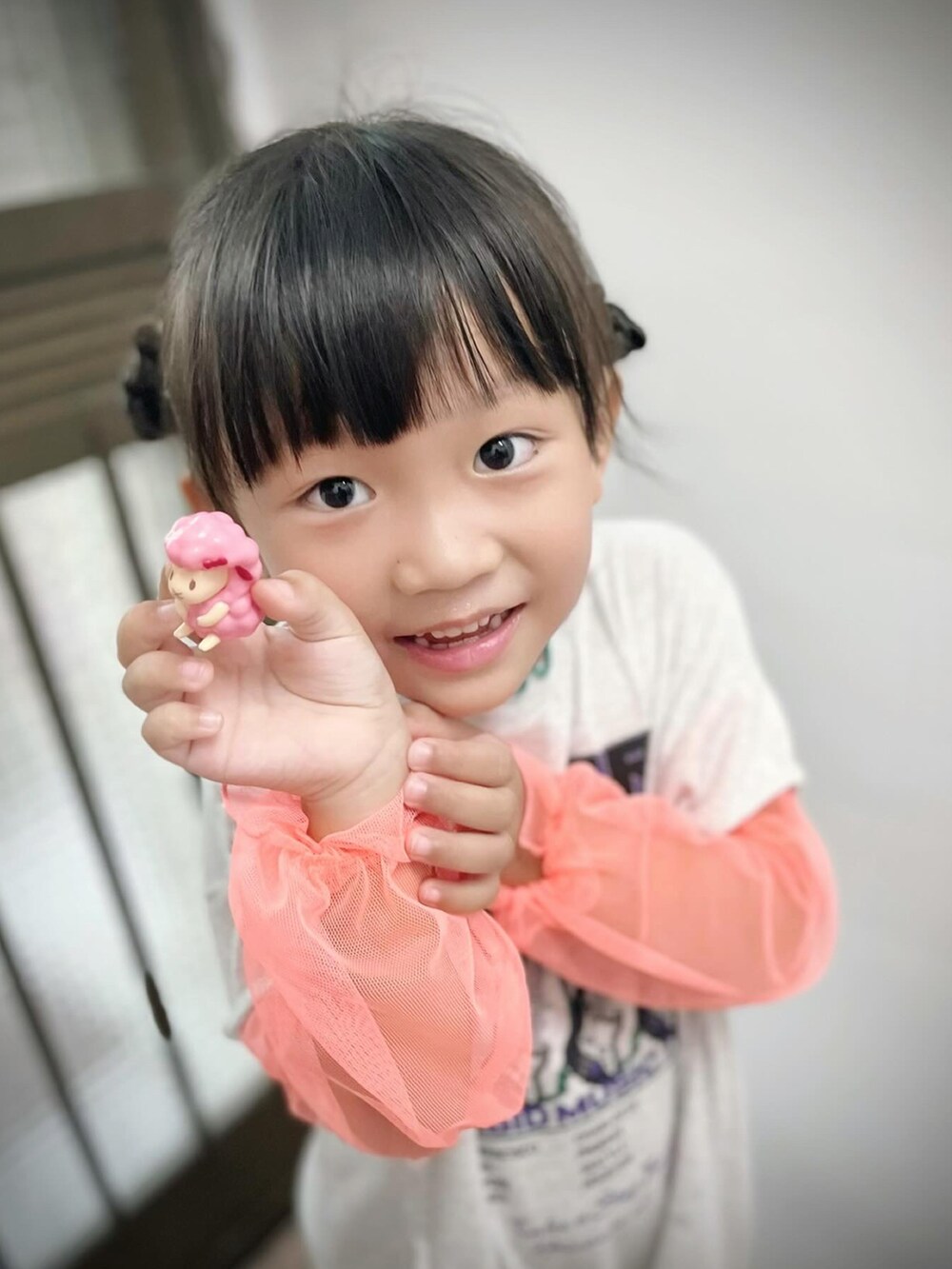 グレー系のワンピースを着用したレディースの夏コーディネートの2枚目の写真