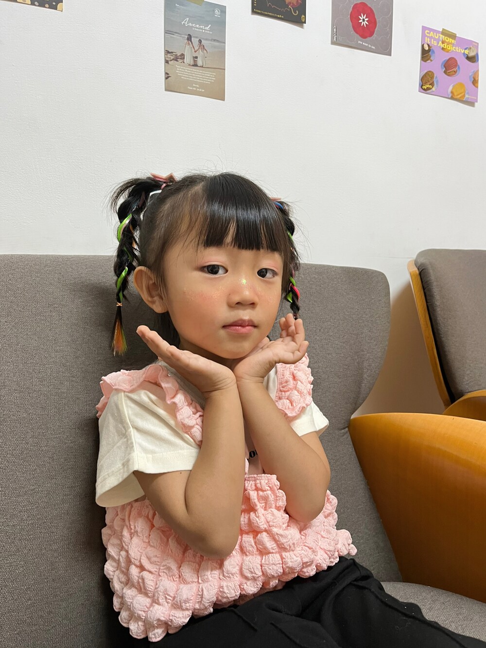 ピンク系のTシャツ/カットソー、シルバー系のシューズを着用したレディースの夏コーディネートの3枚目の写真