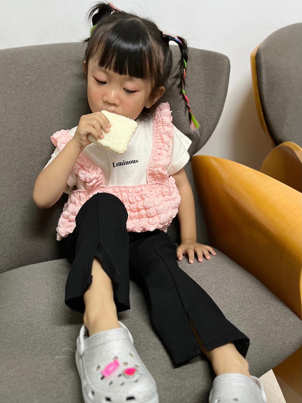 ピンク系のTシャツ/カットソー、シルバー系のシューズを着用したレディースの夏コーディネートの2枚目の写真