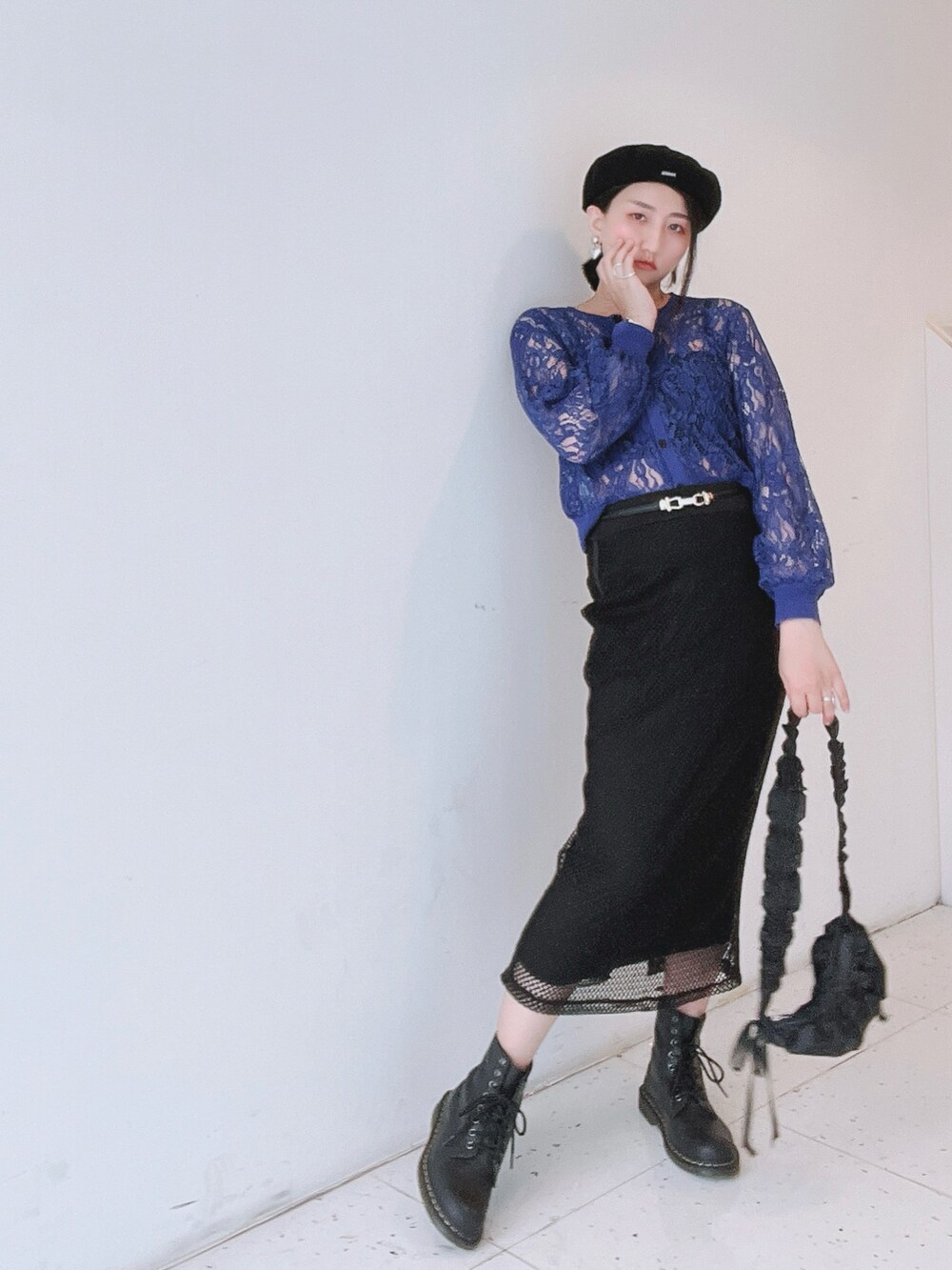 ブルー系のカーディガン/ボレロ、ブラック系のエコバッグ/サブバッグ、ブラック系のスカートを着用したレディースの春コーディネートの2枚目の写真