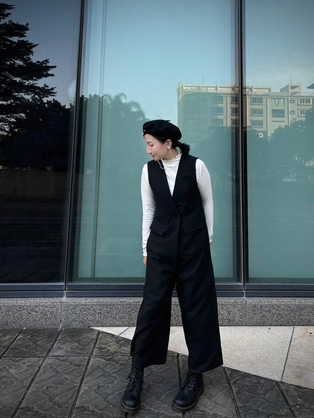 ブラック系のオールインワン・サロペット、ブラック系のTシャツ/カットソー、ブラック系のブーツを着用したレディースの秋コーディネートの2枚目の写真