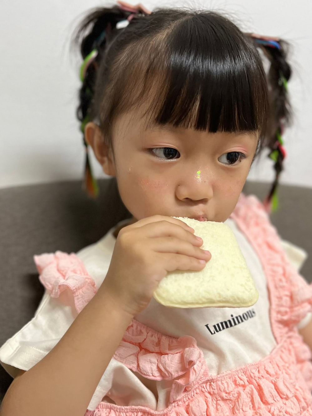 ピンク系のTシャツ/カットソー、シルバー系のシューズを着用したレディースの夏コーディネートの5枚目の写真