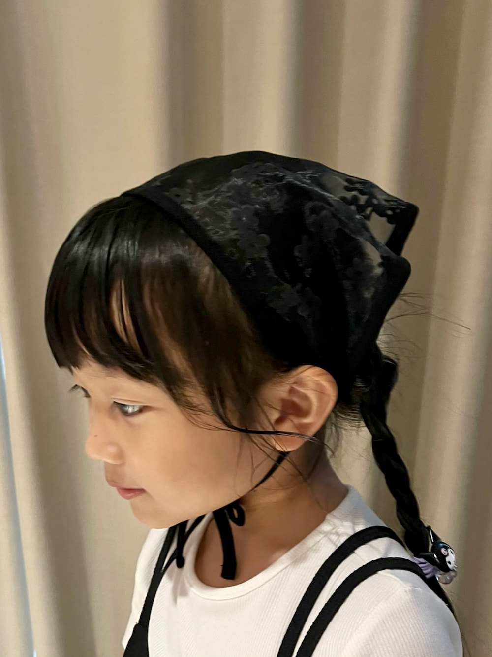 ブラック系のワンピース、ブラック系の帽子を着用したキッズの春コーディネートの3枚目の写真