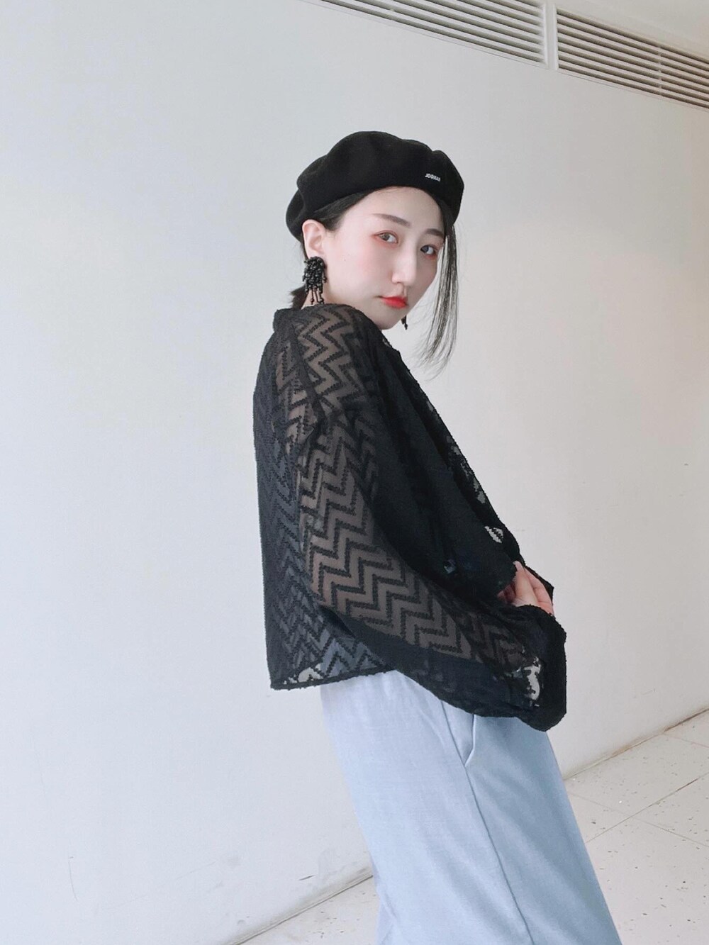 ブラック系のシャツ/ブラウス、ブルー系のその他パンツ、ブラック系のイヤリングを着用したレディースの春コーディネートの2枚目の写真