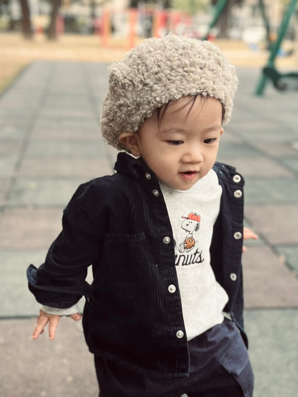 ブルー系のジャケット/アウター、ブルー系のパンツ、ホワイト系のスニーカーを着用したレディースの冬コーディネートの2枚目の写真