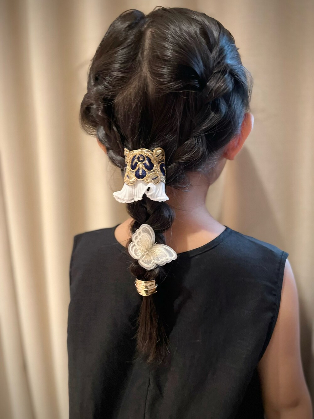 ブルー系のその他ヘアアクセサリー、ゴールド系のその他ヘアアクセサリー、ゴールド系のその他ヘアアクセサリーを着用したレディースの夏コーディネートの2枚目の写真