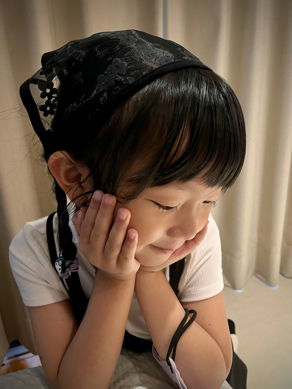 ブラック系のワンピース、ブラック系の帽子を着用したキッズの春コーディネートの2枚目の写真