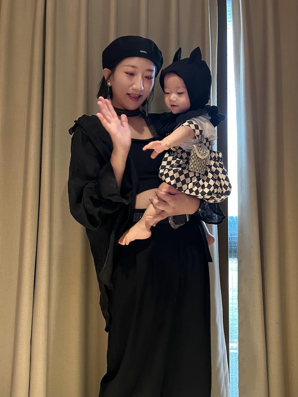 ブラック系のシャツ/ブラウス、ブラック系のパンツ、ブラック系のベルトを着用したレディースの秋コーディネートの2枚目の写真