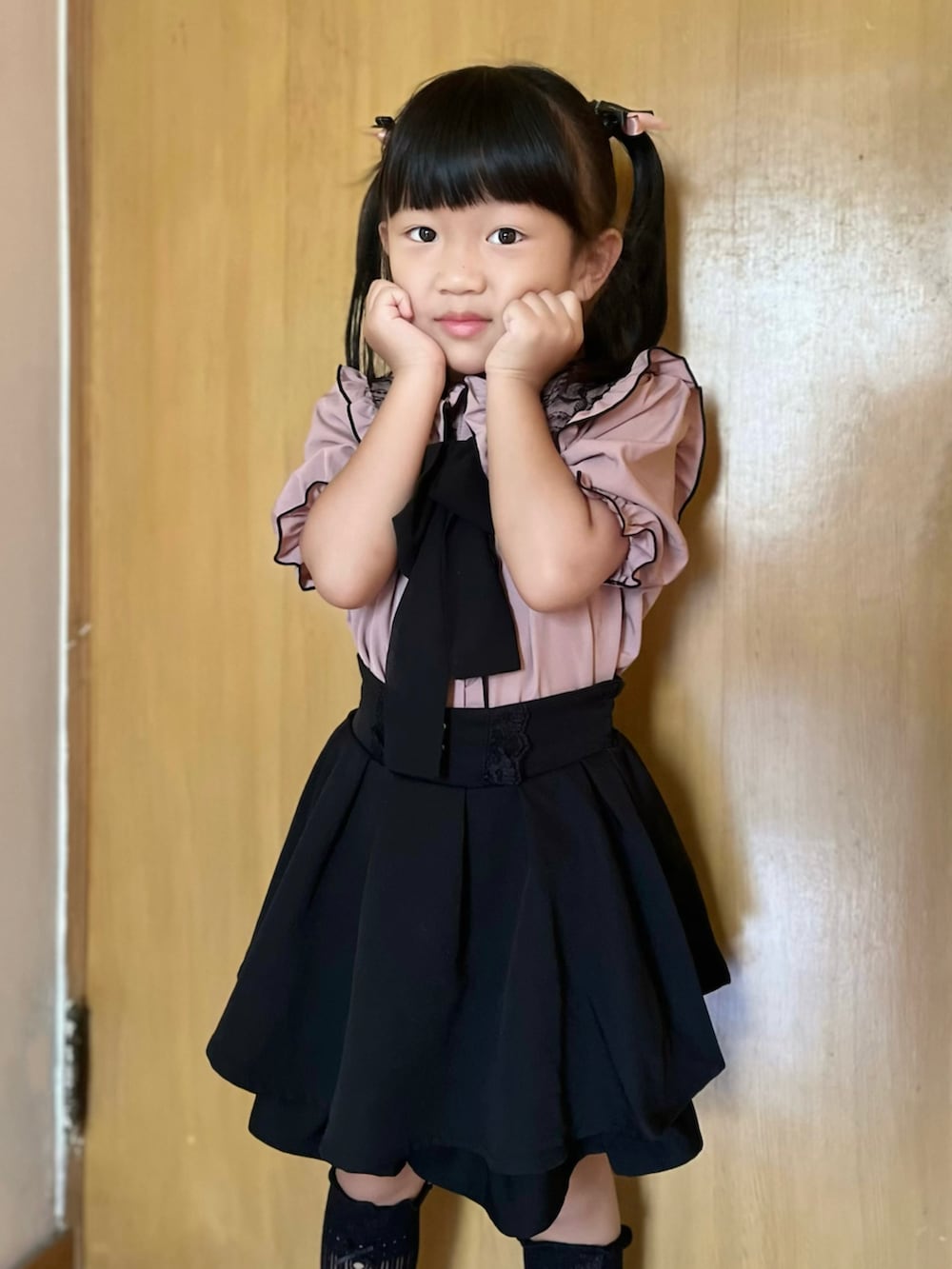 ピンク系のシャツ/ブラウス、ブラック系のスカートを着用したレディースの夏コーディネートの3枚目の写真