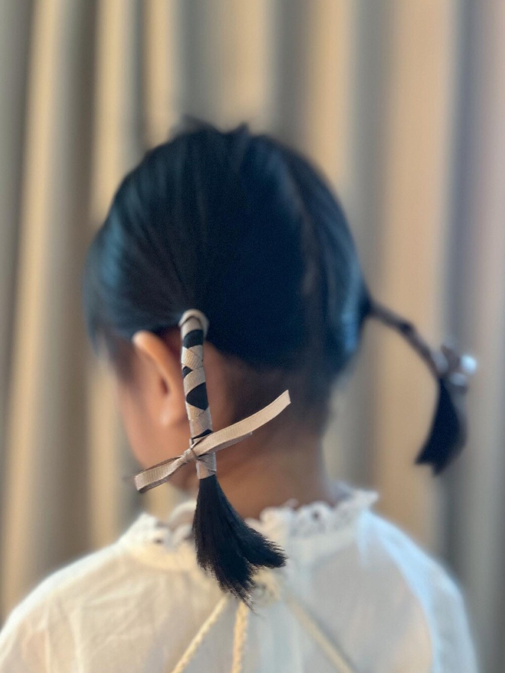ベージュ系のその他ヘアアクセサリーを着用したレディースの夏コーディネートの3枚目の写真