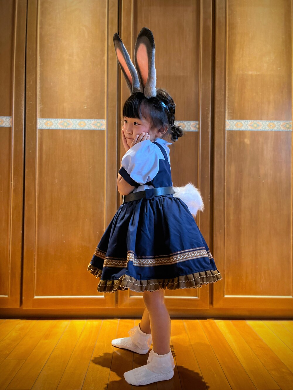 ブルー系のワンピース/ドレスを着用したレディースの夏コーディネートの4枚目の写真
