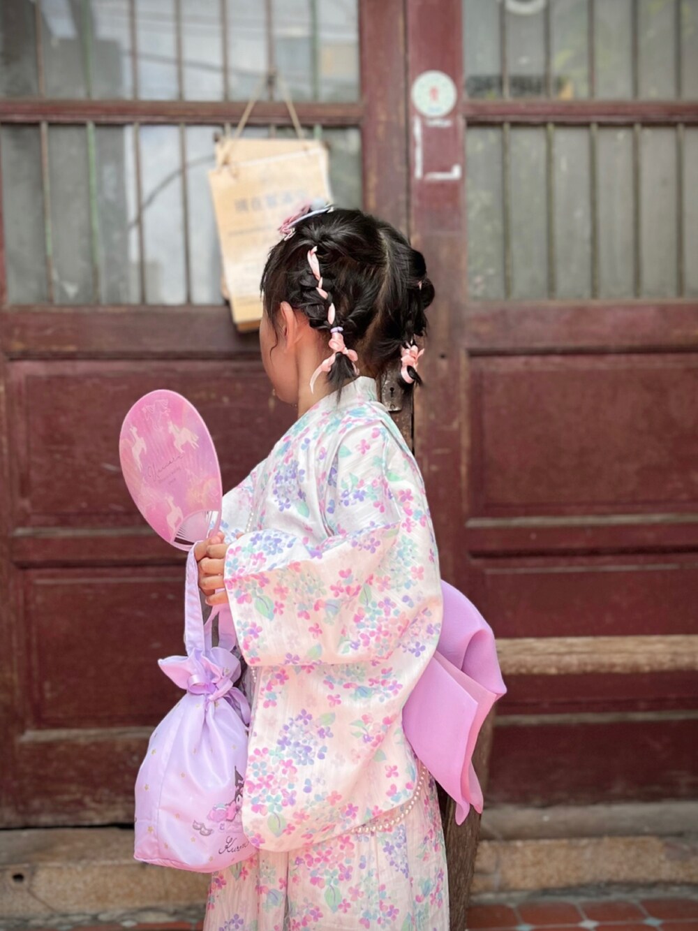 ホワイト系のワンピース、ピンク系の扇子/うちわを着用したレディースの夏コーディネートの3枚目の写真