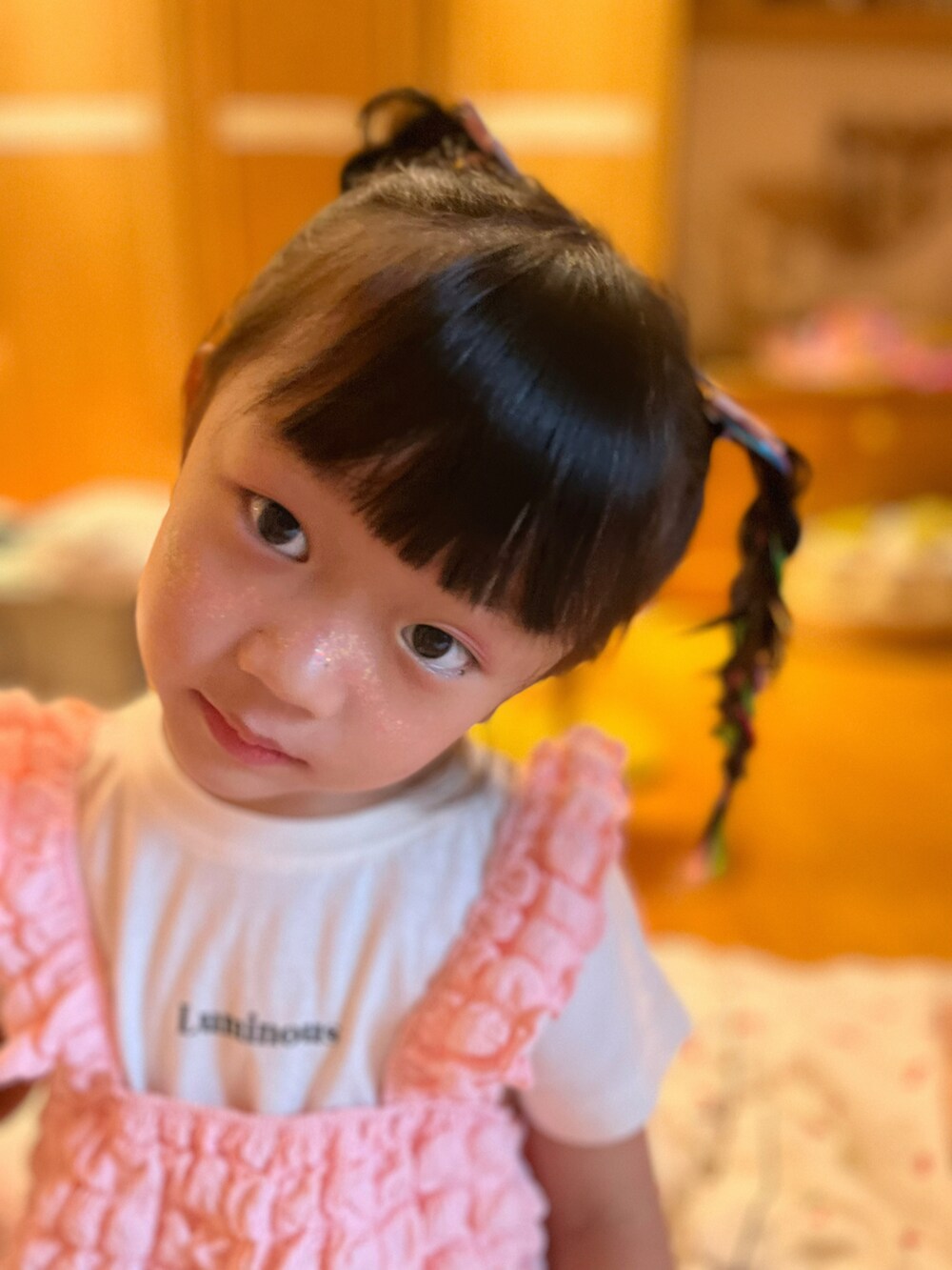 ピンク系のTシャツ/カットソー、シルバー系のシューズを着用したレディースの夏コーディネートの4枚目の写真