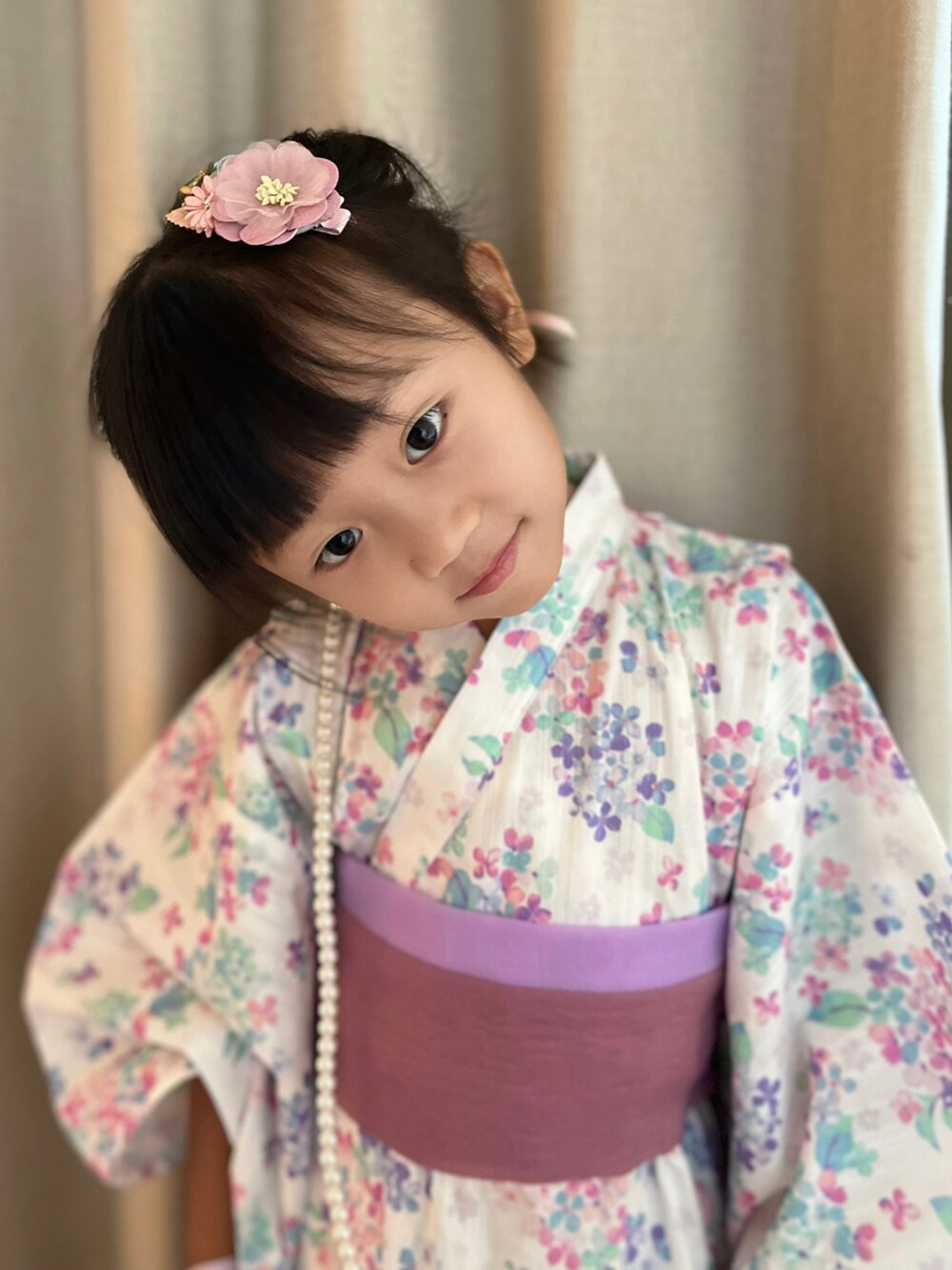 ホワイト系のワンピース、ピンク系の扇子/うちわを着用したレディースの夏コーディネートの4枚目の写真