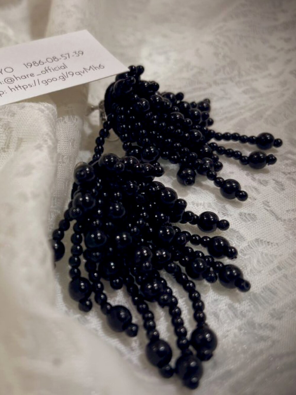 ブラック系のTシャツ/カットソー、ブルー系のデニムスカート、ブラック系のトートバッグを着用したレディースの春コーディネートの4枚目の写真